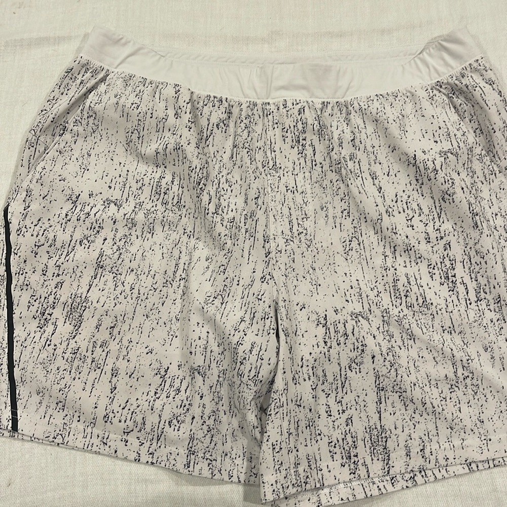B1723 VRST EUC  Stealth 2- in - 1 Athletic Shorts Moisture Wicking White S SZ XL